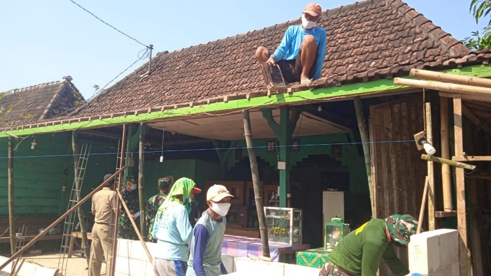 Bongkar Barisan Genteng Biar Aman Yang di Bawah