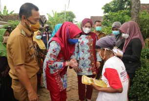 Bupati Dewi Kembali Berikan Bantuan Jum'at Berkah Pemkab Tanggamus di Pulaupanggung