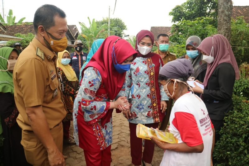 Bupati Dewi Kembali Berikan Bantuan Jum'at Berkah Pemkab Tanggamus di Pulaupanggung