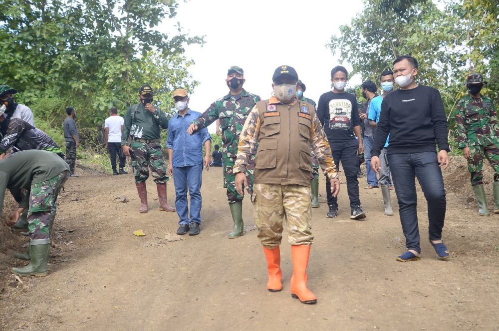 Bupati Dr H.Pashar M.Padjailani Bersam Dandim 1407/Bone Berkunjung Ke Lokasi TMMD Yang Reg 111