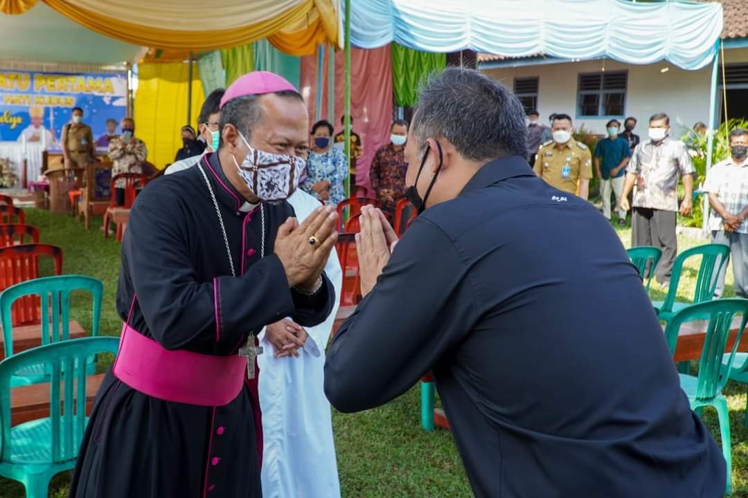 Bupati Tulang Bawang Barat Hadiri Peletakan Batu Pertama Gereja Hati Kudus Stasi