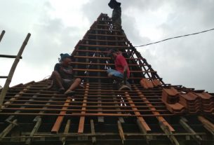 Butuh Nyali, Tentara Bertengger Diujung Atap Rumah