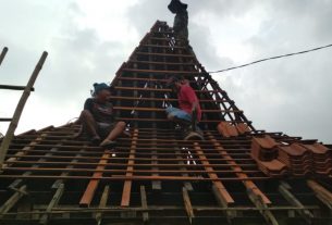 Butuh Nyali, Tentara Bertengger Diujung Atap Rumah