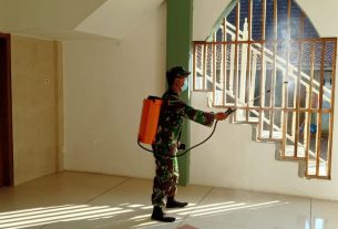 Cegah Amukan Covid-19, Masjid Al - Muttaqin Desa Tamansari Disemprot Disinfektan