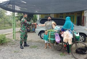 Cegah Penularan COVID-19, Satgas TMMD Pati Bagikan Masker ke Warga