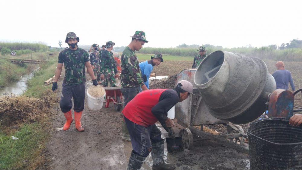 Cuaca Mendung Tak Menyurutkan Semangat Pekerjaan Harus Tetap Jalan
