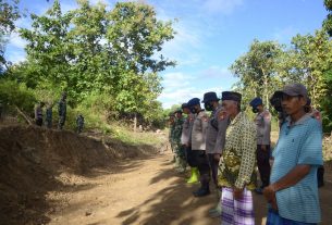 DanSsk TMMD Ke 111 Memimpin Apel dan Warga Setempat Pun Ikut Apel Pagi Sebelum Kegiatan Dimulai.