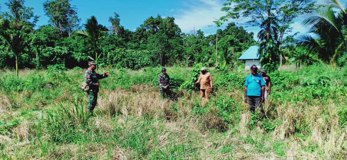 Danramil 1712-02/Pantai Timur Tinjau Lokasi Sasaran Fisik TMMD