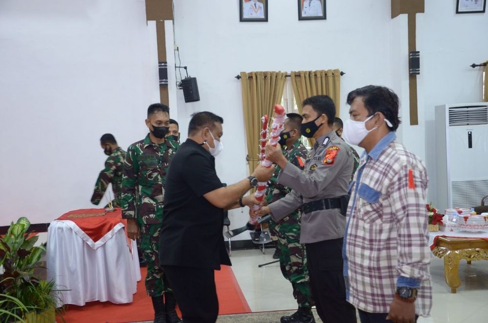 Danrem 141/Tp Bersama Dandim 1407/Bone Dampingi Bpk Bupati Bone Saat Penyerahan Peralatan TMMD