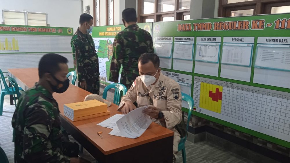 Produk Buku Serta Data-Data Di Posko TMMD Reguler 111 Dicek oleh Tim Wasev