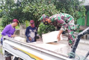 Datang Kembali, Satgas TMMD Bersama Warga Turunkan Batu Kumbung