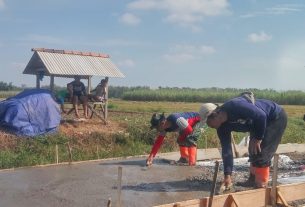 Datangi Lokasi Pengecoran Jalan, Warga Ramai-ramai Bantu Satgas TMMD 111