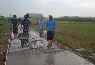 Dengan Berbekal Sepatu Boot Dan Angkong Siap Berjibaku Dengan Adukan Bahan Coor