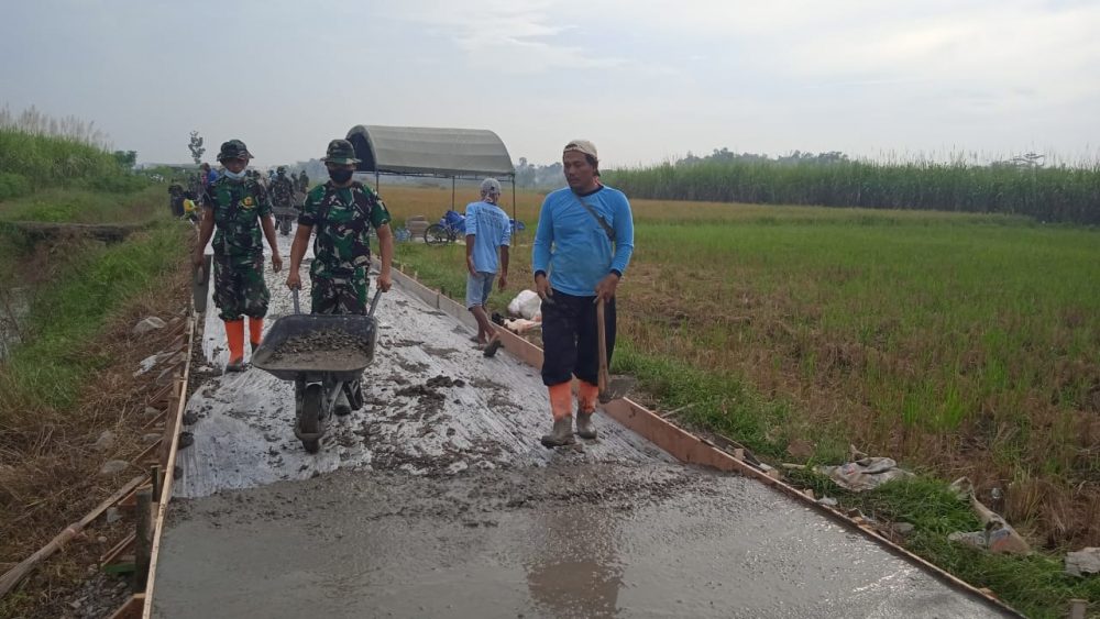Dengan Berbekal Sepatu Boot Dan Angkong Siap Berjibaku Dengan Adukan Bahan Coor
