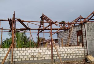 Dengan Gotong-royong, Pemasangan Kuda-kuda di Lokasi TMMD Cepat Terselesaikan