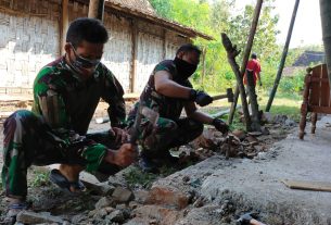 Dengan Martil Dan Kampak Satgas TMMD Reg.111 Kodim Pati Gempur Batu Dalam Rehab Rumah