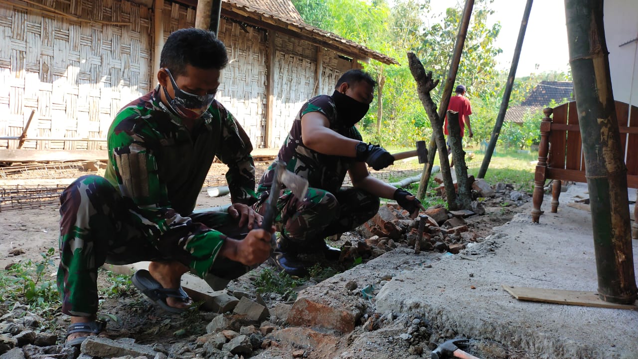 Dengan Martil Dan Kampak Satgas TMMD Reg.111 Kodim Pati Gempur Batu Dalam Rehab Rumah