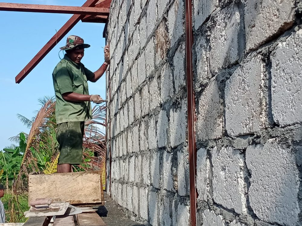 Di Lokasi Balai Kampung TMMD, Dilakukan Pengukuran Sebelum Pemlesteran