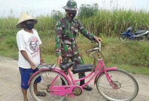 Di Sela Tugasnya, TNI Dekat Dengan Rakyat Bantu Dorong Sepeda