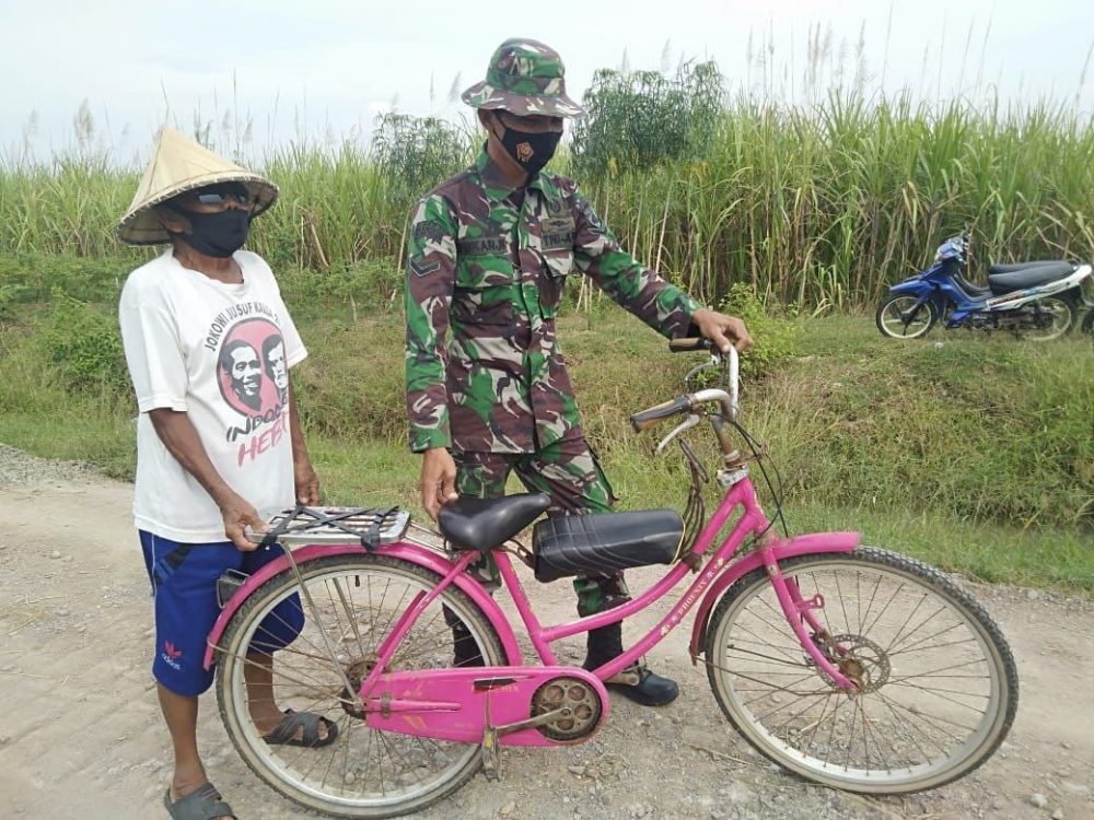 Di Sela Tugasnya, TNI Dekat Dengan Rakyat Bantu Dorong Sepeda