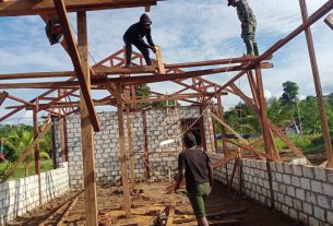 Dibawah Terik Matahri, Laksankaan Pemasangan Kuda-kuda Balai Kampung