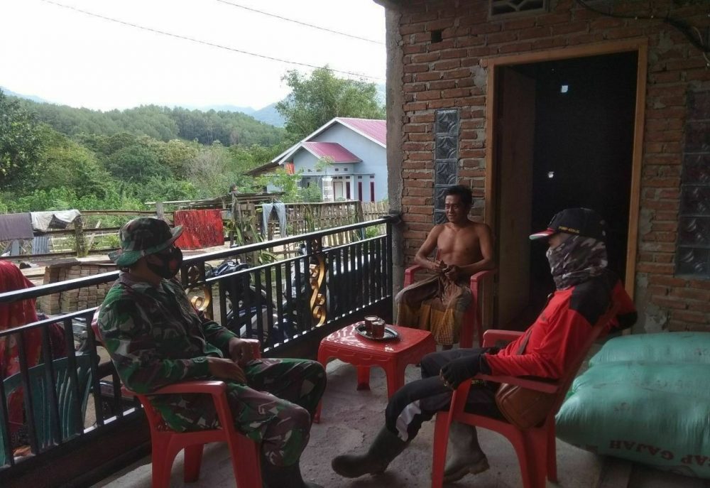 Disaat Istirahat Siang, Anggota Satgas TMMD Ngopi Bareng bersama Warga