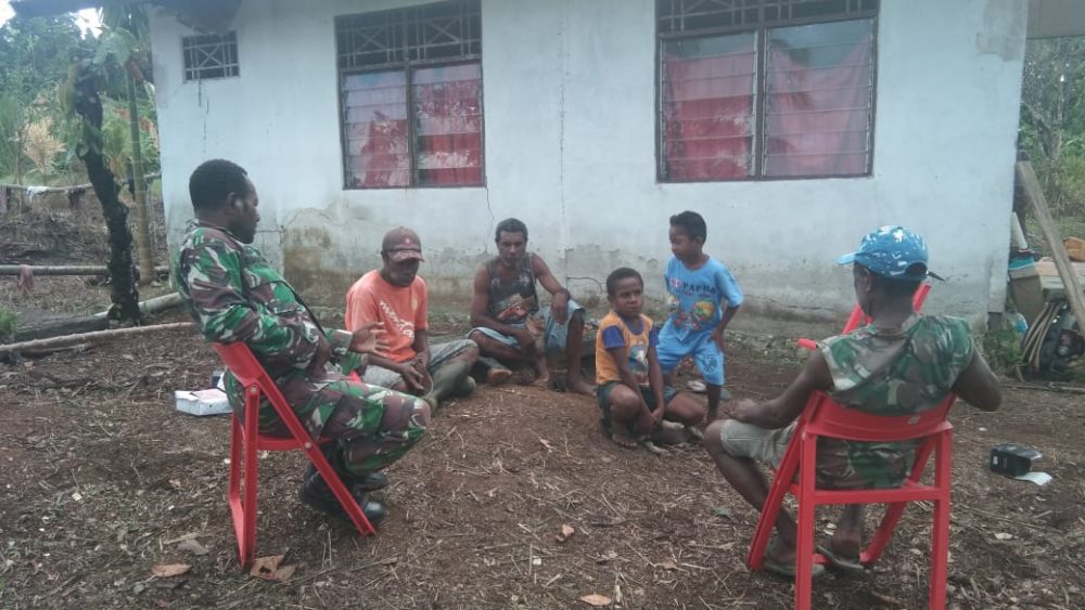 Disela Pekerjaan, Satgas TMMD Kodim 1712/Sarmi Berkomunikasi dengan Warga