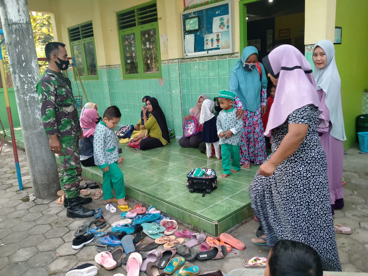 Disela Waktu Rehat Giat Pra TMMD, Babinsa Sambangi KB Tabiratul Islam