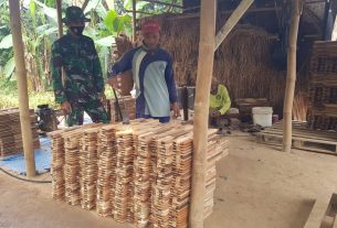 Ditangan Sarmo, Limbah Kayu Bisa Jadi Barang Yang Bernilai Seni