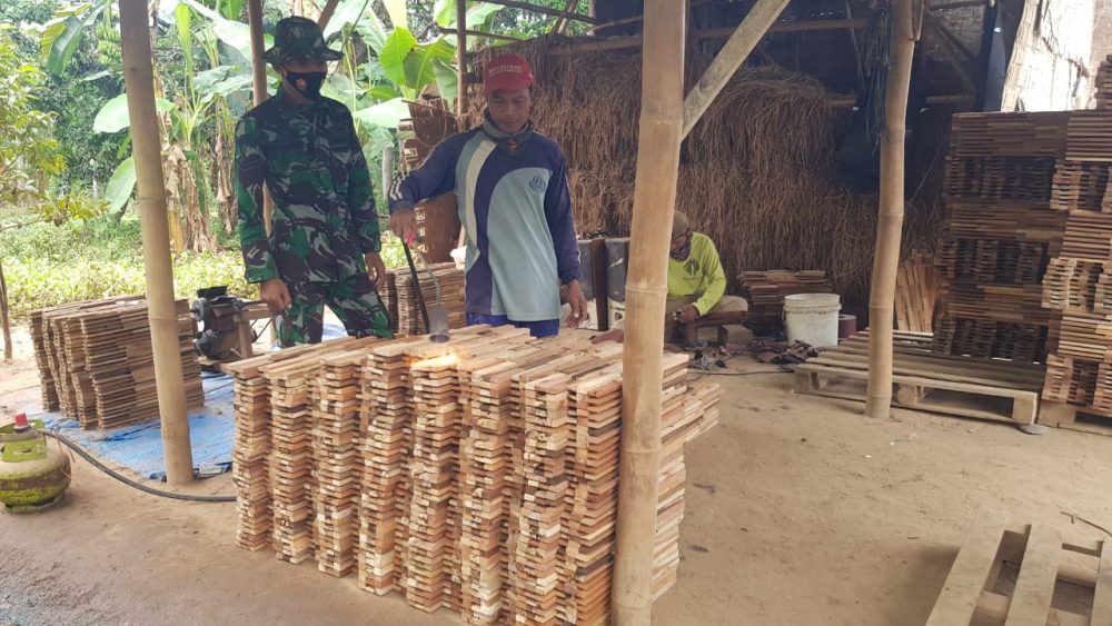 Ditangan Sarmo, Limbah Kayu Bisa Jadi Barang Yang Bernilai Seni
