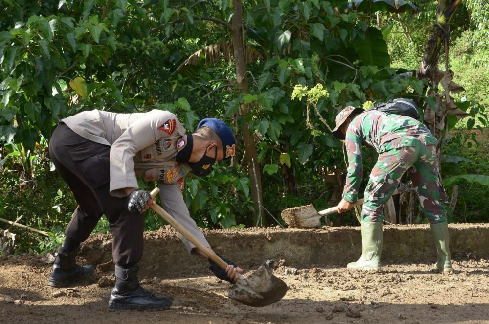 Dua Seragam yang Berbeda Bersatu Sukaseskan TMMD Ke-111 Bone