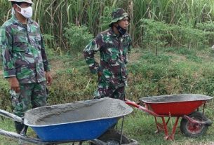 Dua Tentara Spesialis Operator Angkong