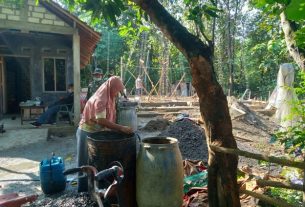 Emak-Emak Berjibaku Membantu Satgas TMMD