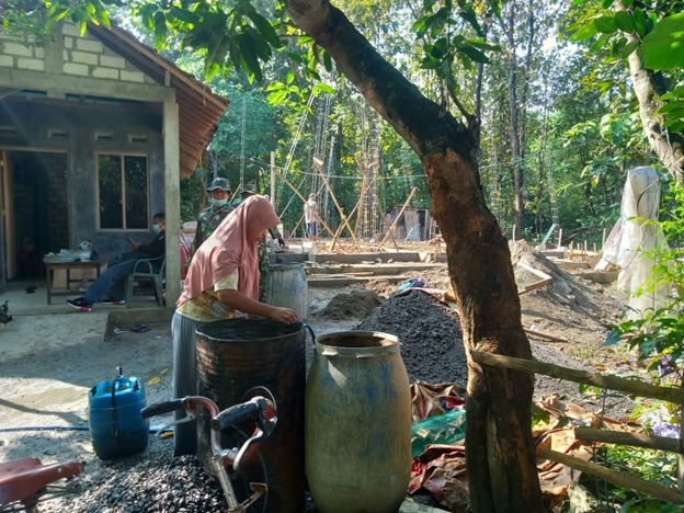 Emak-Emak Berjibaku Membantu Satgas TMMD