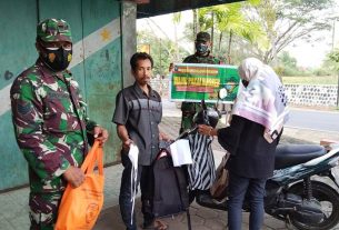 Gelar Gakplin Prokes, Babinsa Berikan Himbauan Dan Bagikan Masker Kepada Warga