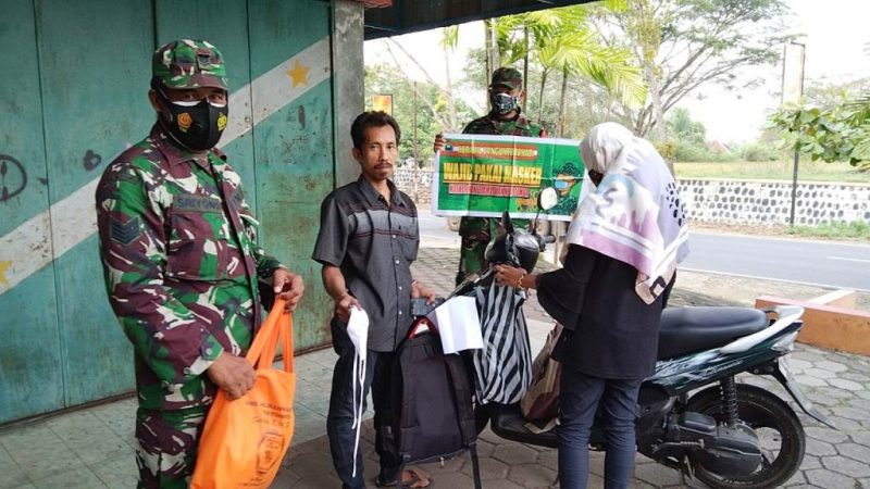 Gelar Gakplin Prokes, Babinsa Berikan Himbauan Dan Bagikan Masker Kepada Warga