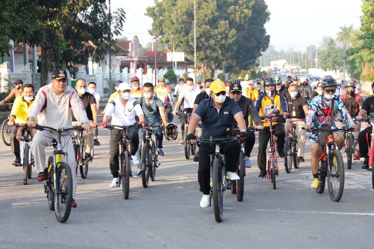 Gubernur Lampung bersama Para Guru SMA/SMK Berolahraga Sepeda Santai