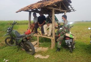 Gunakan waktu istirahat nongkrong bareng warga untuk jalin keakraban