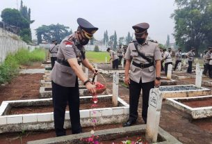 Hari Bhayangkara Ke - 75, Kapolres Lampung Utara Ziarah dan Tabur Bunga di TMP Kotabumi