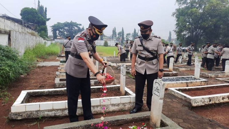 Hari Bhayangkara Ke - 75, Kapolres Lampung Utara Ziarah dan Tabur Bunga di TMP Kotabumi