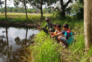 Hilangkan Penat Serda Sukarji Mancing Bersama Anak-anak