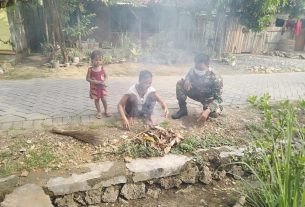 Ibu Ibu Bersihkan Lingkungan Dalam Rangka Persiapan Pembukaan TMMD Reguler ke-111 Di Desa Tamansari