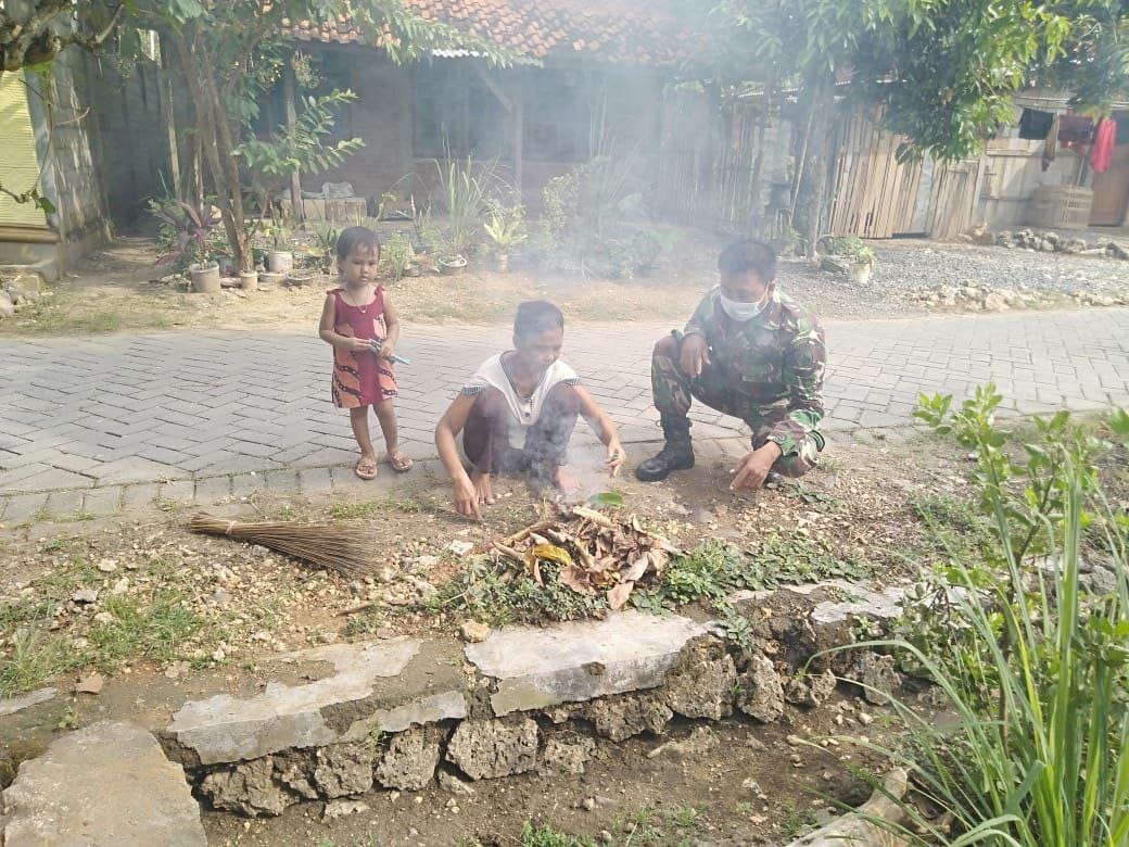 Ibu Ibu Bersihkan Lingkungan Dalam Rangka Persiapan Pembukaan TMMD Reguler ke-111 Di Desa Tamansari