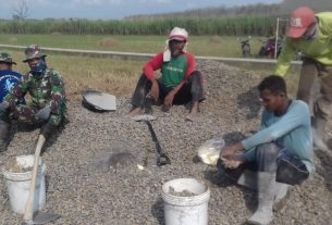 Istirahat Dilokasi Pekerjaan, Satgas TMMD 111 Dan Warga Menikmati Hidangan Singkong Rebus