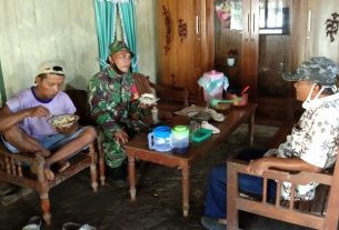 Istirahat dan Makan Siang Jalin Kebersamaan TNI dan Warga