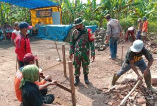 Jajaran Koramil Sribawono Berikan Bantuan Bedah RTLH Kepada Masyarakat Kurang Mampu