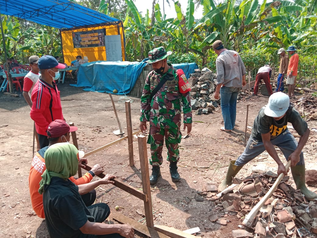 Jajaran Koramil Sribawono Berikan Bantuan Bedah RTLH Kepada Masyarakat Kurang Mampu