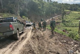 Jalan Berlumpur Tidak Mengahalangi Rombongan Bupati Meninjau Sasaran Fisik TMMD Ke 111 tahun 2021