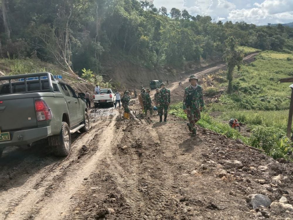 Jalan Berlumpur Tidak Mengahalangi Rombongan Bupati Meninjau Sasaran Fisik TMMD Ke 111 tahun 2021