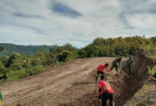 Jalan Dengan Mengunakan Roda Dua Yang Sementara Dikerjakan Satgas TMMD